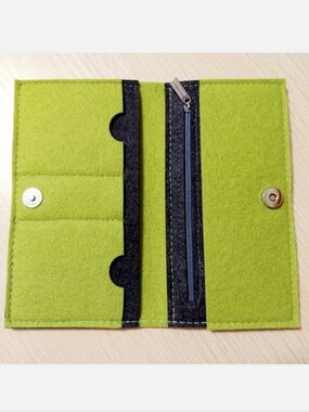 NWOT Unique Boutique 7" Green and Black Fun Felt Wallet with silver hardware